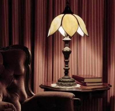 一盏灯，点亮的不只是房间，更是你的心。