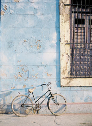 雨水淌洗后的痕迹，零碎的美感，这里是古巴。