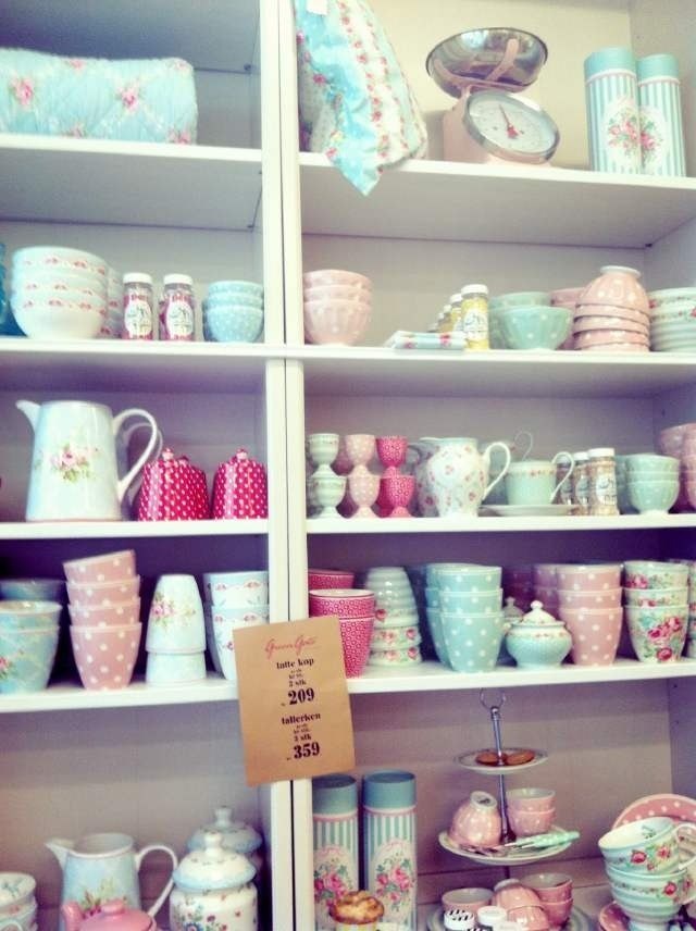 green gate餐具 很典型的田园风格，和cath kidston的碎花有异曲同工之妙~一吻定情里有很多餐具和家居用品都是这个牌子的~