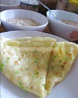 【Hello早餐】 葱香鸡蛋软饼 材料 富强粉1杯（电饭煲自带），鸡蛋1只，葱花适量，盐适量，水适量 做法 step1：在面粉中打一只鸡蛋，根据口味放入适量盐，拌匀，再慢慢加入适量水，使面糊成为流动的糊状，再将葱花…