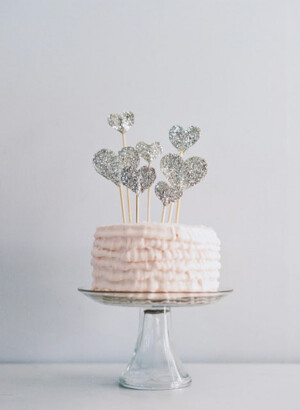 Glitter hearts. A simple DIY that make even the most plain cake shine.