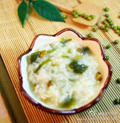 【清火排毒的海藻绿豆粥】1.大米、糯米和绿豆一起放入锅中，清水淘净；2.加水入锅，水面高于米6cm左右，大火煮开转小火；3.海藻芽用清水浸泡15min左右；4.泡发后的海藻芽，洗去表面浮盐；5.将海藻芽切碎；6.煮至米和…
