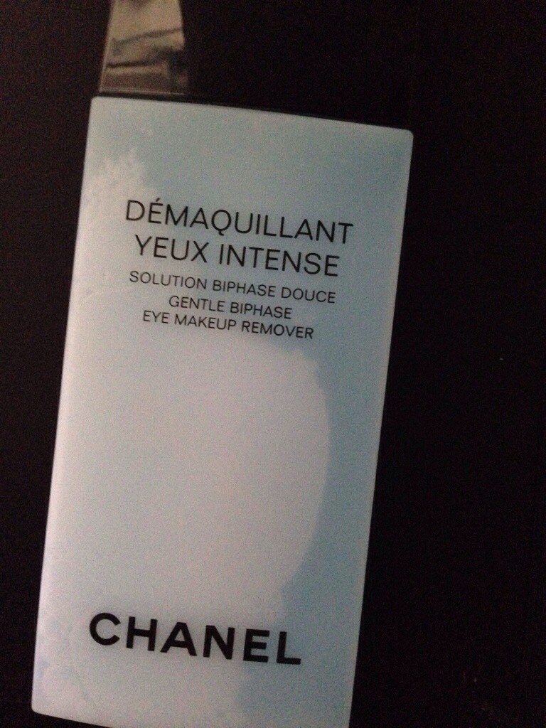 CHANEL眼唇卸妆液。水油分离，超级好用，绝对值回票价。100ml，可以带上飞机哦?！痉芰φ?，关于价格和其他请大家不要吐槽，本意只是造福大众】