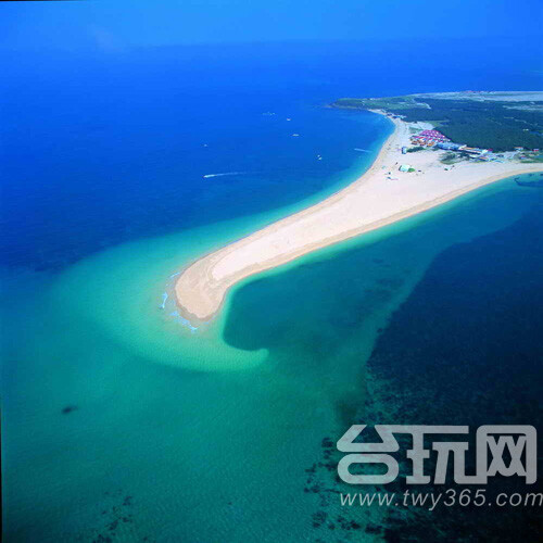  澎湖:澎湖群岛多渔港，夜间万点渔火流动，忽明忽灭，与水中映射之星斗互相辉映。 台玩网,台湾旅游网http://www.twy365.com/