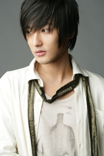 kangta 姓名：安七炫 (Ahn Chil-Hyun) 生日：1979.10.10（韩国阴历） 1979.11.29（阳历） 星座：射手座 出生地:庆尚北道醴泉郡 身高：180cm 体重：65kg 血型：B型