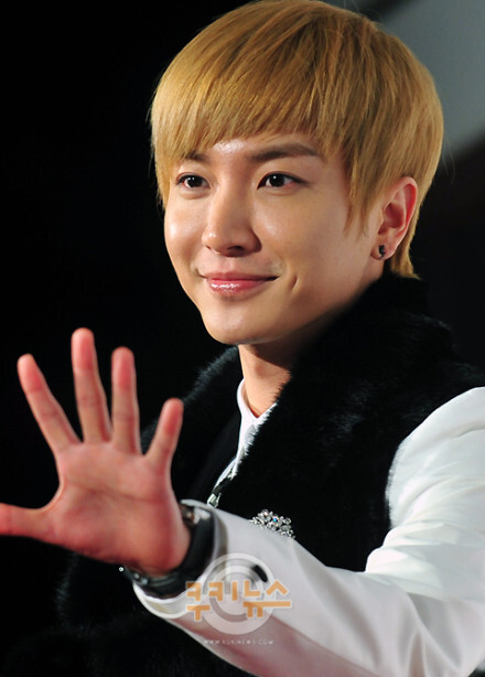 次夺冠,在那长达6年的等待中,看着心爱的弟弟们一个个出道并获得成功