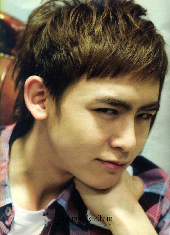 Nichkhun 全名：Nichkhun Horvejkul(นิชคุณ หรเวชกุล) 出生日期：1988.06.24 身高：180cm 体重：68kg 血型：O型 星座：巨蟹座 出生地：美国 种族：泰中混血 2pm中我觉得就你不错...