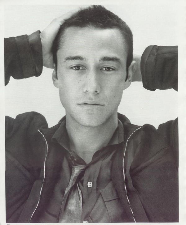 Joseph Gordon-Levitt 约瑟夫·高登·莱维特 出生日期：1981年2月17日 出生地点：美国加州洛杉矶 星座： 水瓶座 族裔：犹太人 身高： 178cm 表情多么有爱啊~失重的时候好有趣哇~~~哦呀呀呀~