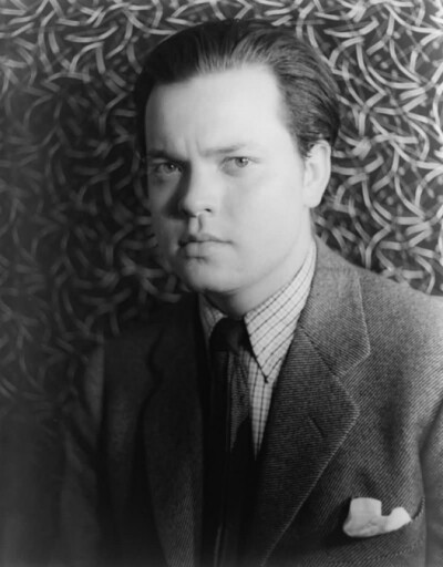 奥森 威尔斯（英语：Orson Welles，1915年5月6日－1985年10月10日），美国电影导演、编剧和演员。1999年，他被美国电影学会选为百年来最伟大的男演员第16名。