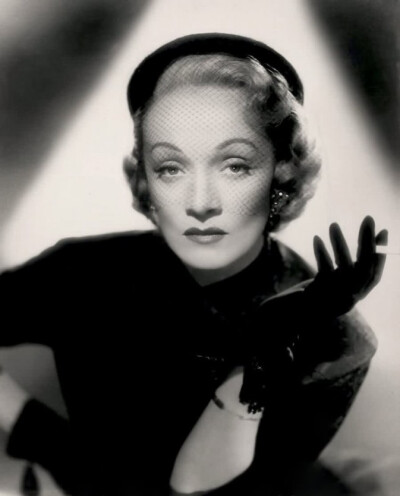 玛琳 黛德丽（Marlene Dietrich，1901年12月27日－1992年5月6日），德裔美国演员兼歌手。1999年，他被美国电影学会选为百年来最伟大的女演员第9名。
