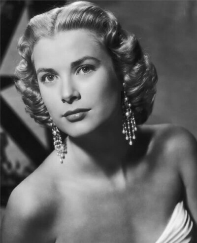 格蕾丝 帕翠西亚 凱利（Grace Patricia Kelly，1929年11月12日－1982年9月14日），美国女演员，1956年与摩纳哥亲王兰尼埃三世结婚，获得摩纳哥亲王妃殿下头衔。她短暂的电影生涯虽然只有不到6年，但是仍在1999年被美…