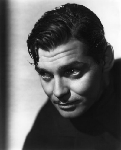 克拉克 盖博（William Clark Gable，1901年2月1日－1960年11月16日），美国电影演员，早期有声电影的最卖座演员。1999年，他被美国电影学会选为百年来最伟大的男演员第7名。盖博凭借着1934年的《一夜风流》，获得了…