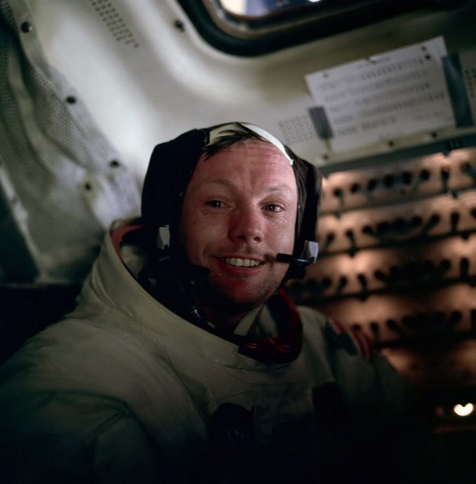 尼尔 奥尔登 阿姆斯特朗（Neil Alden Armstrong，1930年8月5日－）曾是一位宇航员、试飞员、海军飞行员以及大学教授。在美国国家航空航天局服役时，阿姆斯特朗于1969年7月21日时成为了第一个踏上月球的宇航员，也是第一个在地球外星体上留下脚印的人类成员，而其搭档巴兹·奥尔德林也成为了第二位及登上月球后安全返回及踏上地球的第一人，一道在月球表面停留了两个半小时，双子星座8号是阿姆斯特朗的首次太空任务，在这次任务中，他和大卫·斯科特执行了历史上第一次轨道对接。1969年7月20日，在执行他的第二次，也是最后一次太空任务阿波罗11号时，阿姆斯特朗迈出了“人类的一大步”。