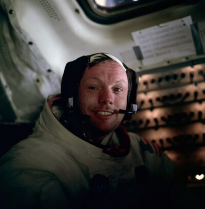 尼尔 奥尔登 阿姆斯特朗（Neil Alden Armstrong，1930年8月5日－）曾是一位宇航员、试飞员、海军飞行员以及大学教授。在美国国家航空航天局服役时，阿姆斯特朗于1969年7月21日时成为了第一个踏上月球的宇航员，也是…