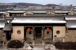 3.王家大院 王家大院是清代民居建筑的集大成者，由历史上灵石县四大家族之一的太原王氏后裔——静升王家于清康熙、雍正、乾隆、嘉庆年间先后建成。位于山西省灵石县城东12公里处的静升镇。