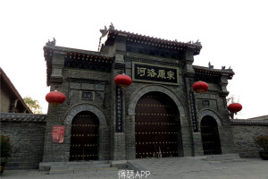 10.康百万庄园 庄园始建于清朝，康家已经是富甲一方。1900年，八国联军入侵北京。慈禧太后被迫携光绪皇帝和一小股军队逃离首都。1901年，他们一行逃至巩义市。在这危难之际，康家掌柜康英奎雪中送炭，向慈禧太后一行捐献了百万两银子，因此，获得了“康百万”的称谓。