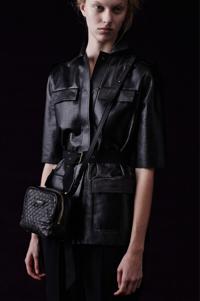 Lanvin 2014rst LANVIN是法国历史最悠久的高级时装品牌。其创始人Jeanne Lanvin是在一战和二战期间十分活跃的名师之一，她开创的优雅精致的风格，为时尚界带来一股积淀着深厚文化底蕴的思潮。