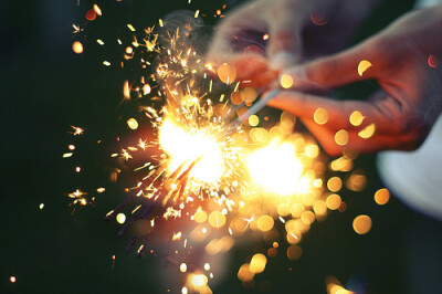 夜空那幕烟火映在我的心底，是无穷无尽的永久，总是一次又一次不小心走进悲伤的森林