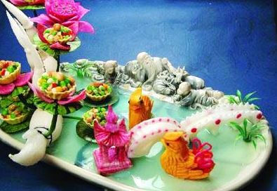 金盏藏珍：1鲍鱼鲜带子切0.5厘米的丁，芥兰去老皮切长0.5厘米的段彩椒切长0.5厘米宽0.5厘米的丁2腰果夏果入沸水中大火汆1分钟捞出控水，放入五成热的色拉油中小火浸炸4分钟取出3馄饨皮放入花型模具中压实成花盏，放…