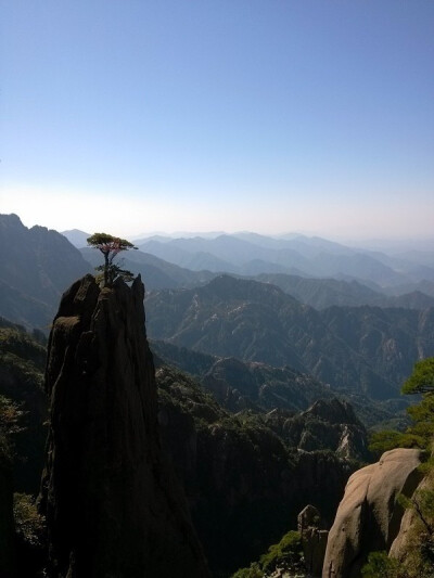 黄山-西海大峡谷路上拍的，去黄山一定要去大峡谷，虽然有点累但是风景真的很棒，不过我没有拍出效果