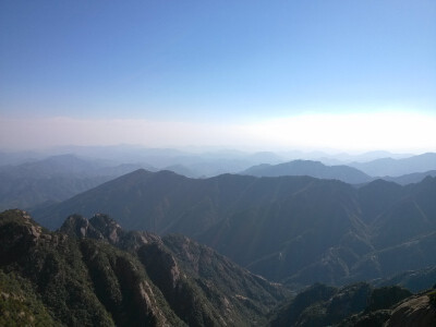 黄山-鳌鱼峰上拍的，本来已经累得走不动了，想放弃鳌鱼峰。不过鳌鱼峰是必经路，万万没想到在不想上鳌鱼峰的情况下还是上了鳌鱼峰。