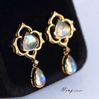 Ning Jewellery{梦回.唐}18K镶嵌月光石黄色蓝宝石耳坠 http://item.taobao.com/item.htm?spm=a1z10.1.w4004-61803132.2.tRdNCM&amp;id=35478027753