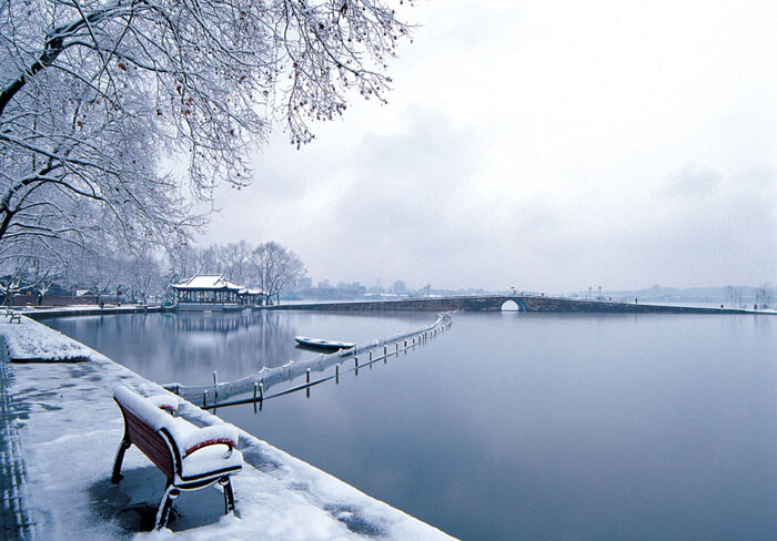 【西湖十景·断桥残雪】断桥，建成于唐朝，位于西湖白堤东端。冬日雪霁，伫立断桥举目四望，但见残雪似银，冻湖如墨，黑白分明，格外动人心魄。