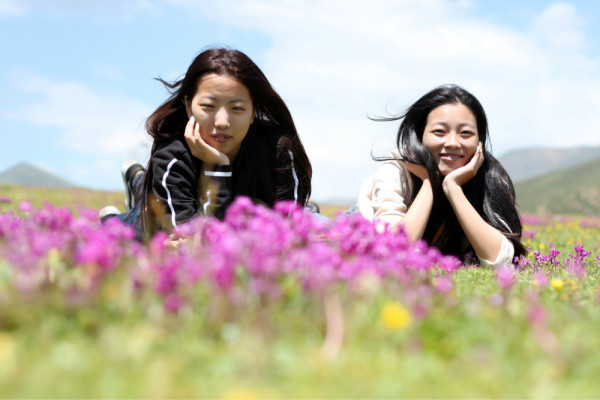 八月我完成了一场牵挂已久的旅行。说起来满是遗憾和惭愧，走出去才知道世界远比想象来得宽阔，我所了解的实在是冰山一角。好坏也是了结一桩心愿，在大闸蟹都被浙江高温热到中暑的八月，我收拾起厚毛衣和大外套去了西藏避暑，这是一场兑现欠了自己许久的旅行，是一场青春时代的美梦。