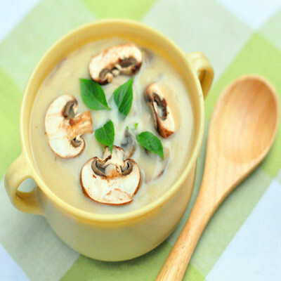 奶油蘑菇汤 1、将白蘑菇洗净，沥干水分，切片，洋葱切碎粒，待用2、取用水600ml加入鸡精10g，搅拌融化，制成鸡清汤待用3、中火加热锅中的黄油，待黄油融化时放入面粉翻炒1分钟，制成黄油炒面，（这是火要小，否则容…