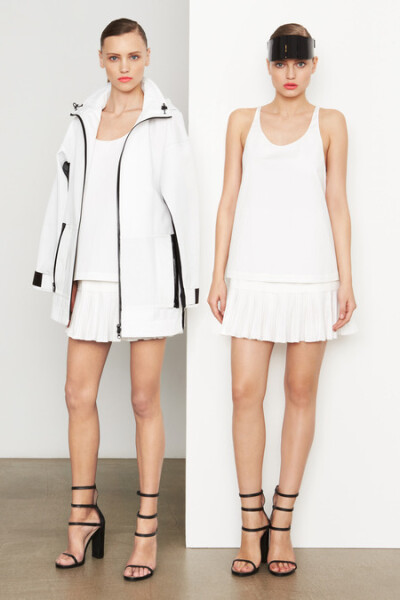 pre-fall2014 DKNY早秋 品牌源自己创始人——唐娜·卡伦(donnakaran)的名字，即“Donna Karan New York”的首字母缩写。DKNY品牌创立于1984年，创立伊始即对纽约所汇聚的不同文化及其独特的生活气息作了一个全新的诠…