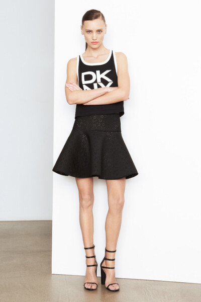 pre-fall2014 DKNY早秋 品牌源自己创始人——唐娜·卡伦(donnakaran)的名字，即“Donna Karan New York”的首字母缩写。DKNY品牌创立于1984年，创立伊始即对纽约所汇聚的不同文化及其独特的生活气息作了一个全新的诠…