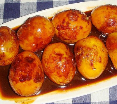 【虎皮卤蛋】 食材：鸡蛋300g、老卤1碗、冰糖适量、盐适量、花椒适量、大料适量、桂皮适量、香叶适量、山楂干适量、陈皮适量 做法：1)鸡蛋洗净，冷水下锅，小火煮熟。2)煮好的鸡蛋剥壳后用厨房纸擦干。3)放入油锅…