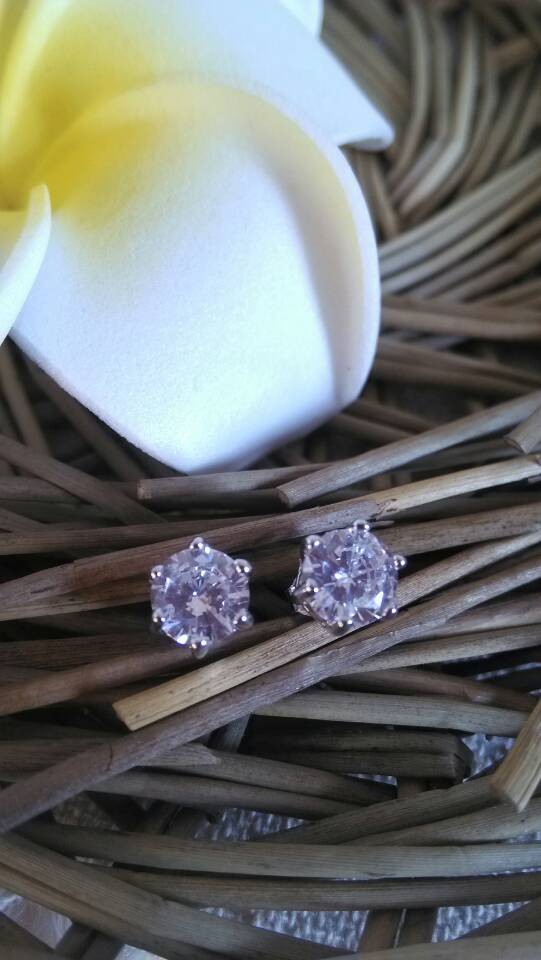 这款经典六爪925纯银耳钉.宝贝的包装做工都很好,款式很精美,耳钉上面的钻蛮亮的,很闪光.钉托.钉针.耳塞全是纯银,还是防过敏的哦.