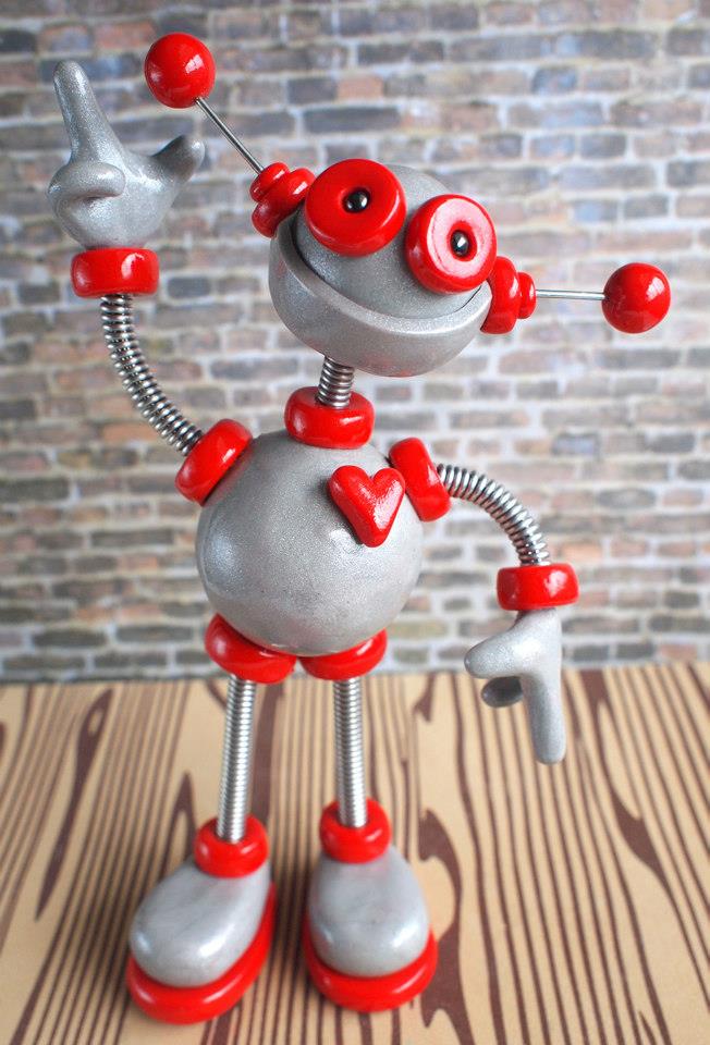 【精彩一刻】之国外生活趣事儿。Robot sculpture combining polymer clay, wire woven into coil springs, varnish and a little heart handmade by HerArtSheLoves.曦