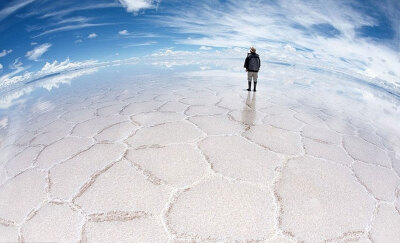 Salar de Uyuni: One of the World’s Largest Mirrors, Bolivia-乌尤尼盐沼：一个是世界上最大的镜子，玻利维亚：乌尤尼盐沼又名“天空之镜”，位于玻利维亚西南部的乌尤尼小镇附近，是世界最大的盐沼，东西长约250…