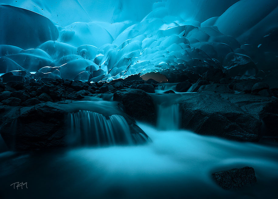 Mendenhall Ice Caves, Juneau, Alaska-门登霍尔冰川，朱诺，阿拉斯加：门登霍尔冰川，长19公里(12哩)，宽2.4公里(1.5哩)，最厚处高逾30公尺(100呎)。发源于由美国阿拉斯加东南的邦德里(Boundary)山脉开始的巨大朱诺(Juneau)冰原的南半部。这是一直延续到18世纪中期的小冰期遗迹，为典型的後退冰川，每年後退约27公尺(90呎)。可以看到处於自然状态的冰碛层，夹杂著长期埋没的森林残迹。冰川与通加斯(Tongass)国家森林毗连，是这一地区唯一全年通汽车的冰川。因奥克(Auke)印第安人之故，原名奥克冰川。