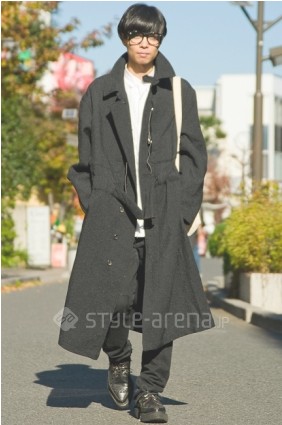 日本街拍，穿长风衣的男人