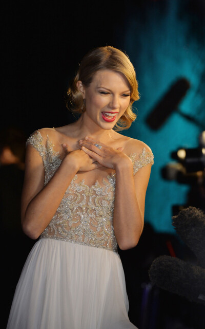 TAYLOR SWIFT - Winter Whites Gala
