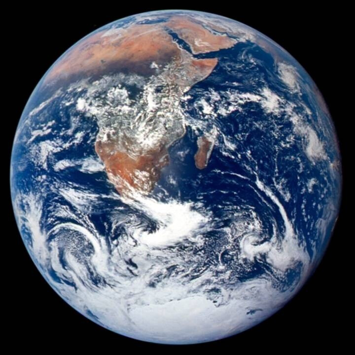 1972年12月7日，阿波罗17号拍摄的《蓝色大理石》，这是地球的第一张全景图。（NASA）