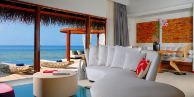 马尔代夫W水疗度假酒店，地处碧蓝的印度洋深处，秉持现代、清新的设计主轴，坐落于宁静优美的怀斯图岛上，仙境般的白色沙滩，翠绿泻湖和激动人心的珊瑚礁令人忘怀