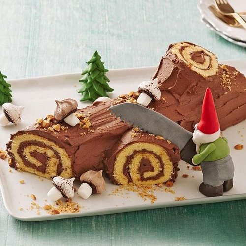 木材蛋糕 Yule log - 法国 Yule其实是耶诞节的旧称，从维京人到至今的冬季庆典。英格兰传统的耶诞节是在林子里砍柴拖曳回去放置在壁炉内，从耶诞平安夜开始燃烧12天，这木材就叫Yulelog（耶诞材）！原本为法国人在度过耶诞节必备的应景年节点心。法国人在耶诞夜时，不管在哪里工作的游子都会赶忙回乡团聚，就象中国人守岁一样，有全家团圆守夜的习惯。当守到半夜的时候，通常会全家聚在暖炉前，一起吃木材蛋糕，配着咖啡或红茶，一面驱赶寒意，另一方面也借机联络家人间的感情。http://www.ett315.cn/