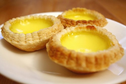 葡式蛋挞 Egg Tart – 澳门 葡式蛋挞，又称葡式奶油塔、焦糖玛琪朵蛋挞，港澳地区称葡挞，是一种小型的奶油酥皮馅饼，属于蛋挞的一种，焦黑的表面（是糖过度受热后的焦糖）为其特征。1989年，英国人安德鲁·史斗（Andrew Stow）将葡挞带到澳门，改用英式奶黄馅并减少糖的用量后，随即慕名而至者众，并成为澳门著名小吃。http://ett315.cn/