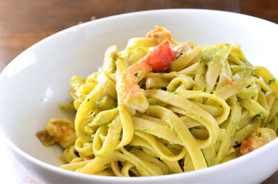 Creamy avocado pasta with shrimp and bacon