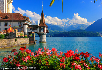 瑞士伯尔尼地区，图恩湖岸边的奥伯霍芬城堡近景。