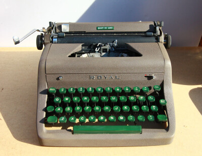 英国1950年生产的美国ROYAL----皇家便携式古董打字机 生产厂家：ROYAL TYPEWRITER CO.LTD.NEW YORK. 生产年份：1950年 机器经历了60多年左右依然完好，镀铬保持了上世纪初的特殊工艺特征，完好无脱落，绿色胶木键盘…