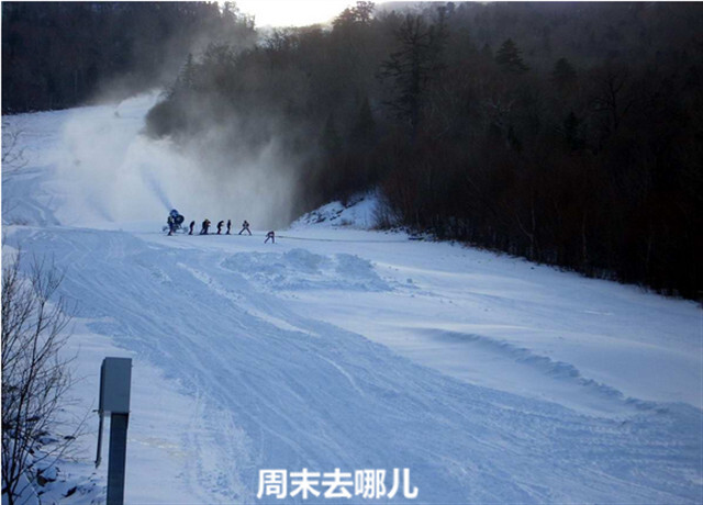 亚布力滑雪场 亚布力滑雪场的设施非常完善，共有11根初、中、高级滑雪道，它的高山滑雪道是亚洲最长的。无论从雪道的数量、长度、落差还是其他各项滑雪设施及综合服务水平来看，亚布力滑雪场都远远胜于国内的其他滑雪场，它无疑是中国最好的滑雪场，这里也被誉为“中国的达沃斯”。