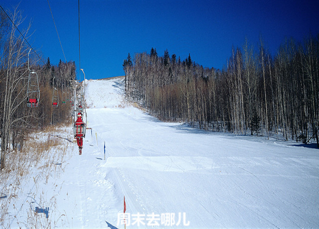 长白山滑雪场 长白山滑雪场地处长白山自然保护区原始森林中，位于吉林省安图县二道白河镇，滑雪场以长白山16峰为依托，南有天池、二道白河，东有圆池，北有地下森林等游览区，雪场高出海平面1640米至1820米，这里的雪质非常接近法国及意大利北部地区的雪，雪场自然条件非常好，风景优美。自1959年以来，全世界有上千名运动员曾在这里滑雪。