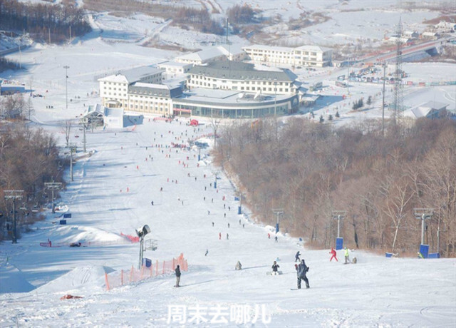 吉林北大湖滑雪场 北大壶滑雪场可以满足高山滑雪、越野滑雪、跳高滑雪、自由滑雪、现代两项及雪撬、雪车等雪上项目场地要求，所拥有的配套生活条件均达到国际雪上竞赛场地的 水平，是一个集竞赛、训练、旅游、健身康复于一体的体育和旅游中心，曾成功地举办了全国第八届冬季运动会、全国第九届冬季运动会、第十二届全国冬季运动会 及第六届亚洲冬季运动会的全部雪上项目，是国内唯一具备并举办冬奥会标准的雪场。