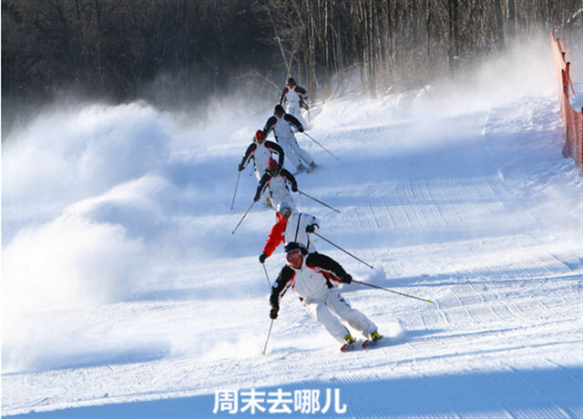 吉林北大湖滑雪场 北大壶滑雪场可以满足高山滑雪、越野滑雪、跳高滑雪、自由滑雪、现代两项及雪撬、雪车等雪上项目场地要求，所拥有的配套生活条件均达到国际雪上竞赛场地的 水平，是一个集竞赛、训练、旅游、健身康复于一体的体育和旅游中心，曾成功地举办了全国第八届冬季运动会、全国第九届冬季运动会、第十二届全国冬季运动会 及第六届亚洲冬季运动会的全部雪上项目，是国内唯一具备并举办冬奥会标准的雪场。