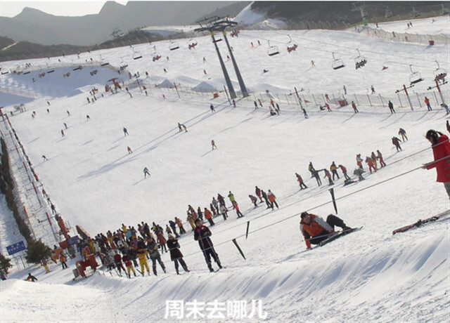 南山滑雪场--华北最大的雪场 在冬季，南山滑雪场是目前北京周边地区规模最大、设施最先进、雪道种类最齐全的滑雪度假区。南山滑雪场已建成高、中、初级雪道10条, 还拥有中国第一条国际标准的半管式（U型）单板雪道、大型单板自由式跳台和彩虹杠等设施，同时还开辟了国内唯一的“猫跳”（Mogul）高级道和儿童雪地摩托专用道，以及国内第一座六人制雪地足球场。